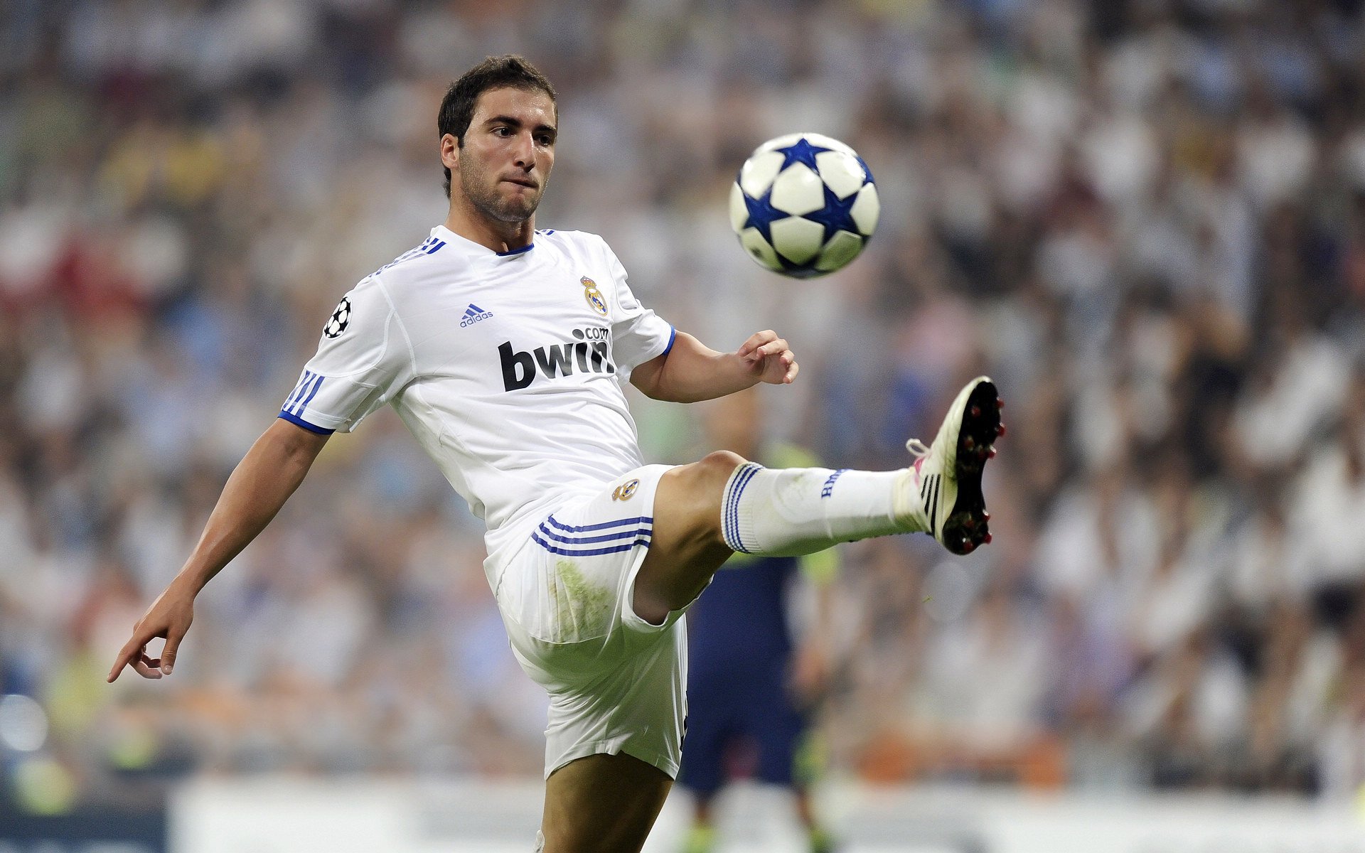 西甲：皇马在客场2-0完胜巴萨，领跑悬念持续升高，皇马2-1战胜巴萨登顶